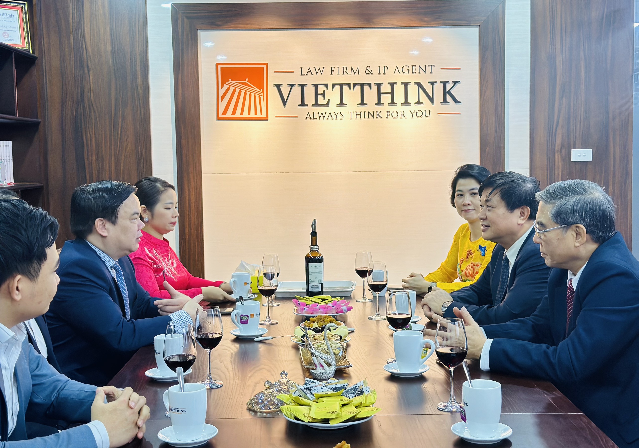 Chủ tịch Liên đoàn Luật sư Việt Nam đến thăm và dự khai xuân Giáp Thìn tại Công ty Luật Vietthink