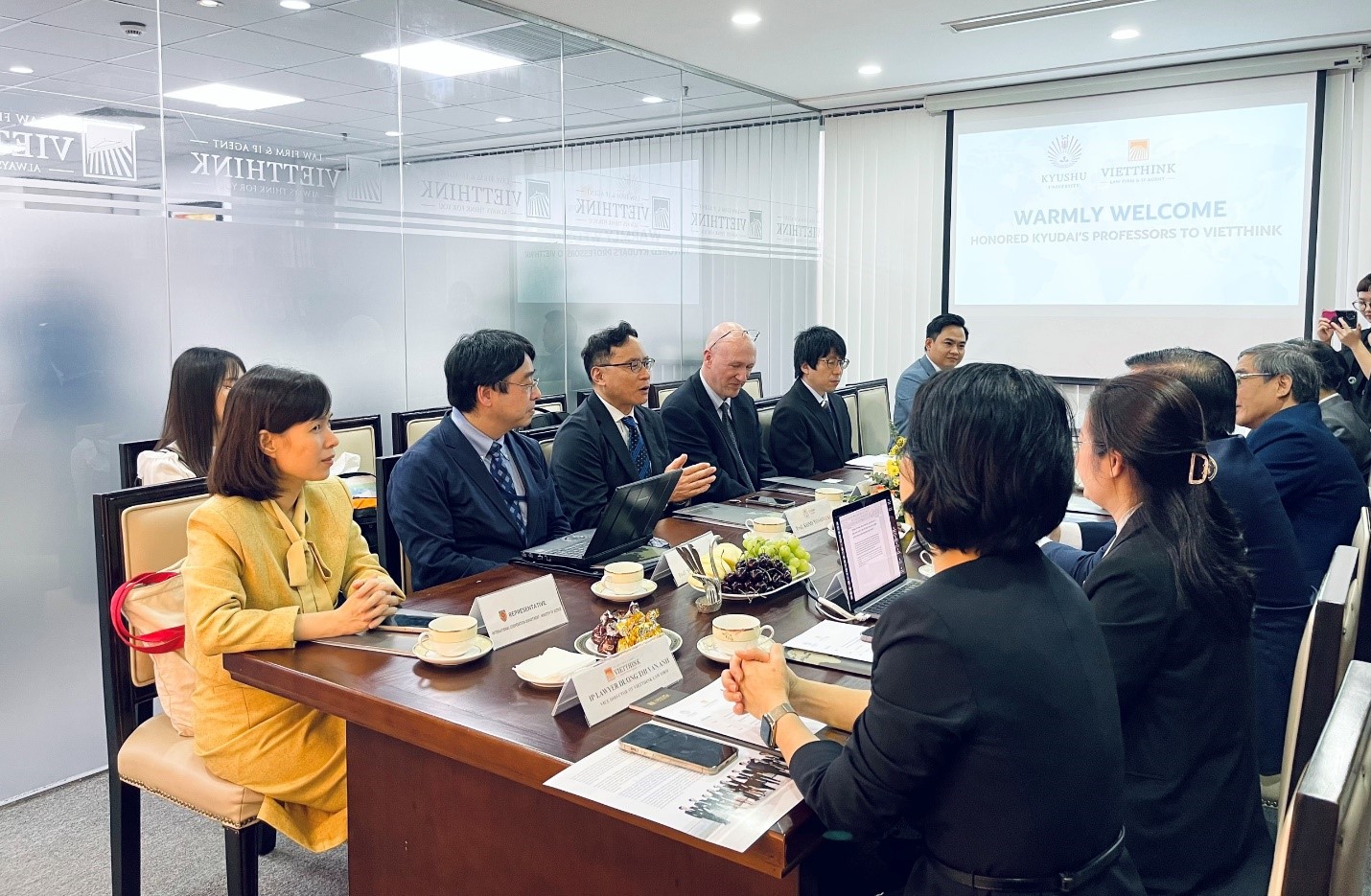 Đoàn giáo sư Đại học Kyushu (Nhật Bản) thăm và làm việc tại Công ty Luật Vietthink