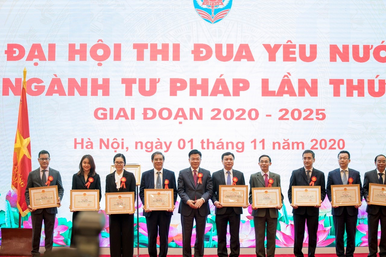 Công ty Luật Vietthink đón nhận hai bằng khen của Liên đoàn Luật sư Việt Nam 