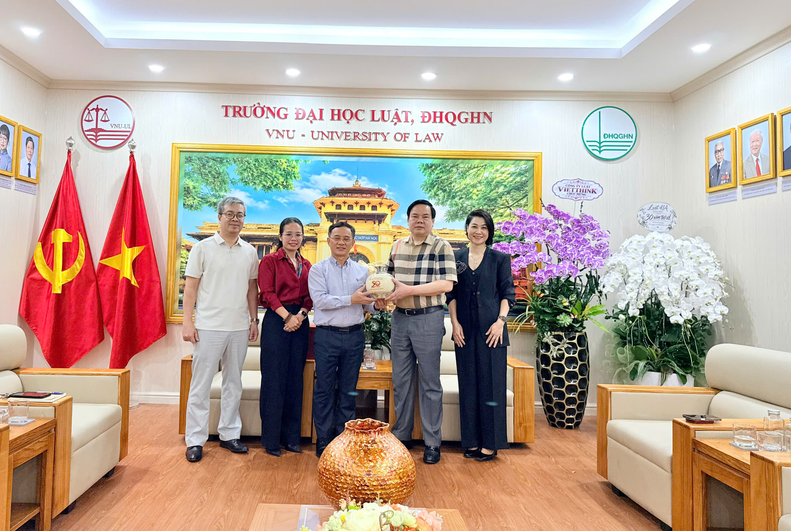 Công ty Luật Vietthink chúc mừng Kỷ niệm 50 năm truyền thống Trường Đại học Luật – ĐHQGHN, mở rộng hợp tác chiến lược