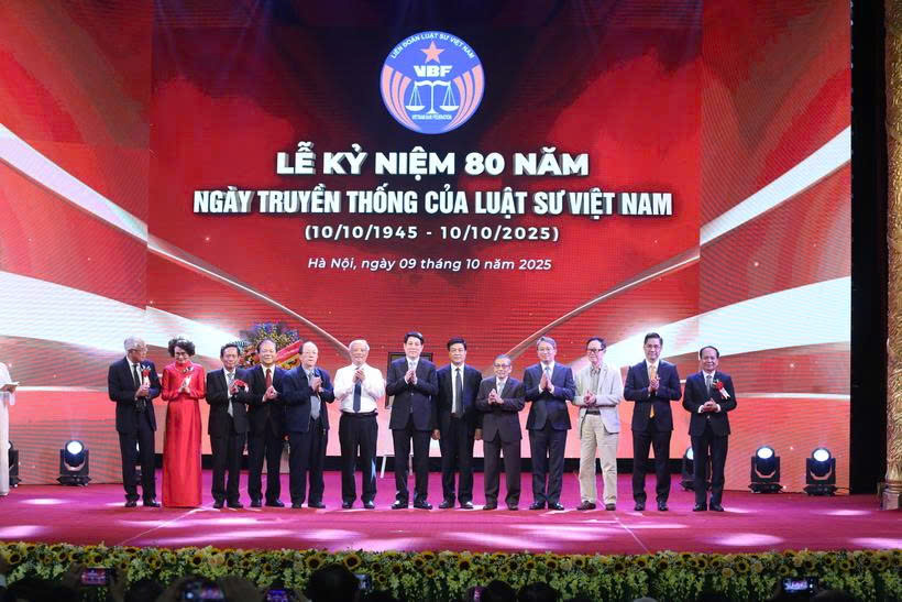 Mừng kỷ niệm 80 năm Ngày truyền thống Luật sư Việt Nam, Vietthink nhận bằng khen của Liên đoàn Luật sư Việt Nam